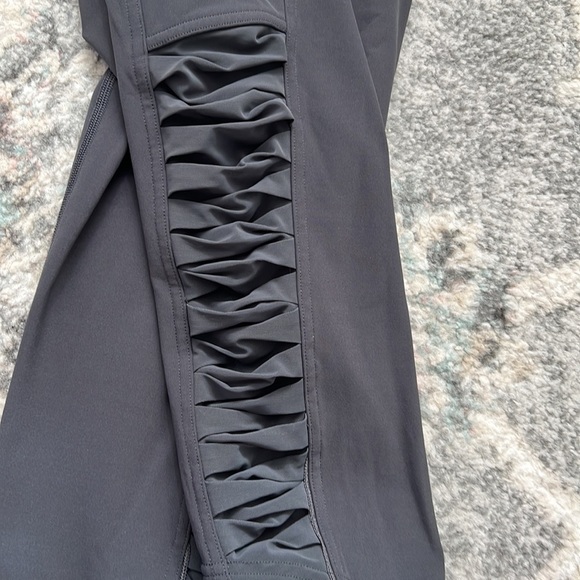 Lululemon Sharp Turns Crop 17" - Picture 5 of 9